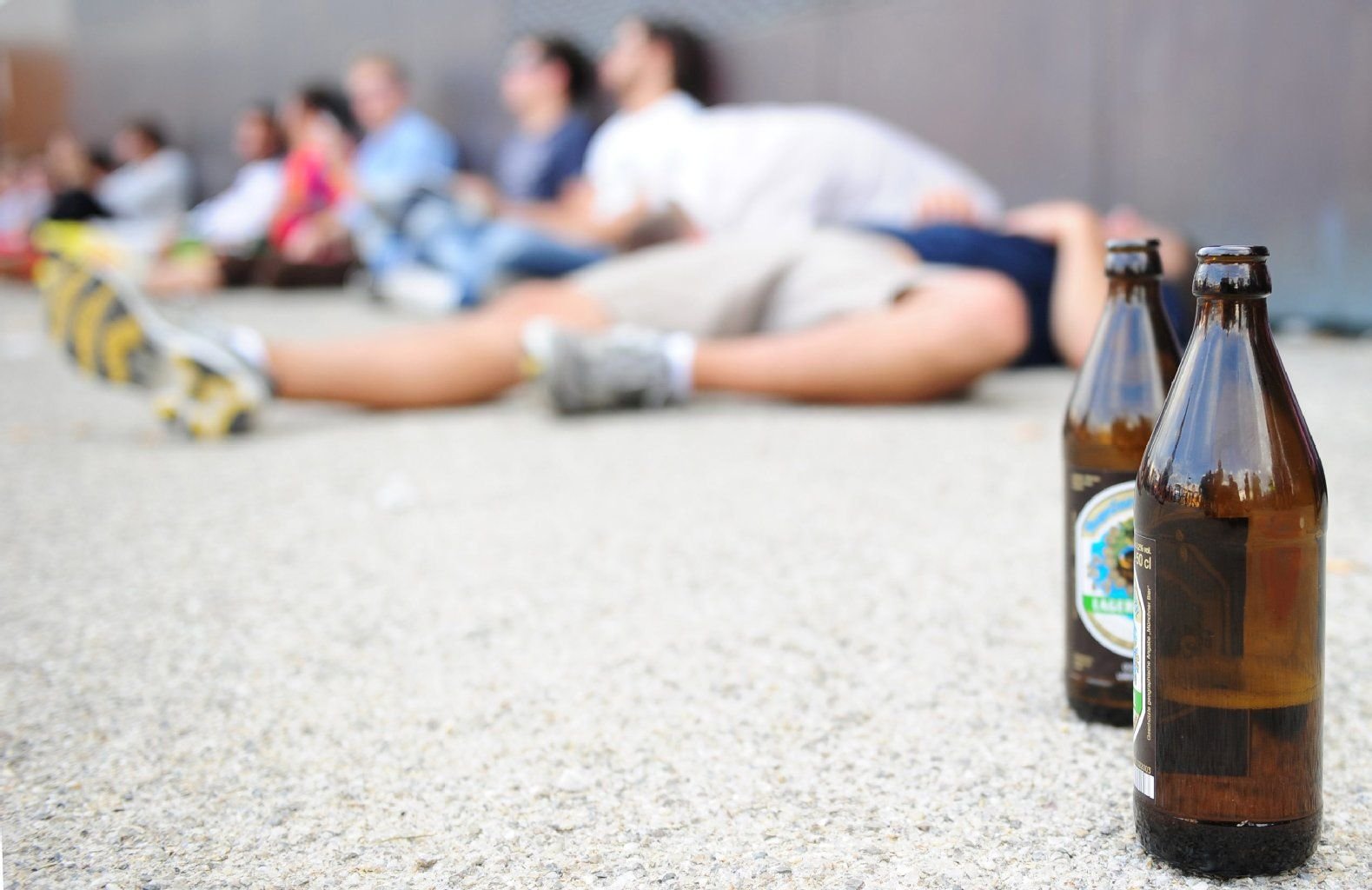In den sozialen Netzwerken fordern sich Nutzer gegenseitig dazu auf, einen halben Liter Bier zu trinken und ein Video davon zu posten. (Symbolbild)
