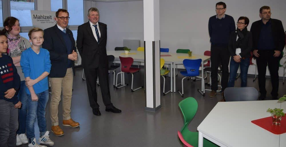 Schulleiter Dirk Gärtner (4.v.l.) und Landrat Martin Skiebe (5.v.l.) übergeben offiziell den neuen Speiseraum im Erxleben-Haus des Quedlinburger GutsMuths-Gymnasiums.
