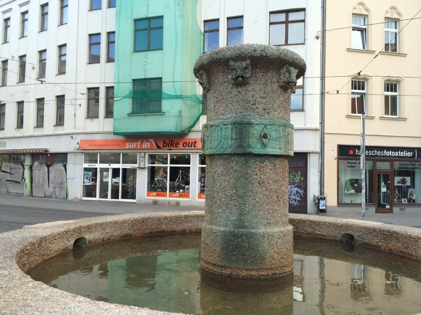 Der leere Sockel des Eselsbrunnen in der Schmeerstraße in Halle