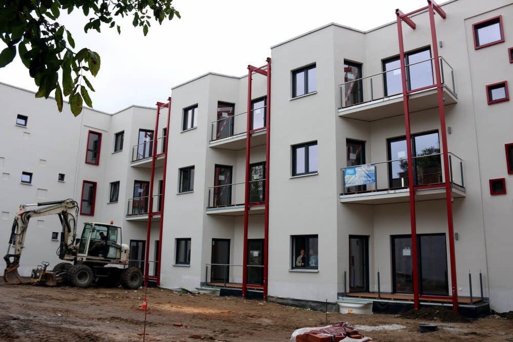 Jede Wohnung verfügt über eine Terrasse oder einen Balkon.