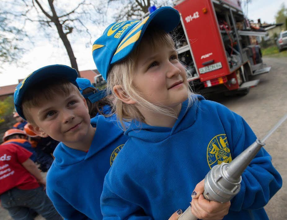 Werden von Benjamin und Pascal Weiß betreut: Sarah und Leonhard (l.) mit der Kübelspritze.