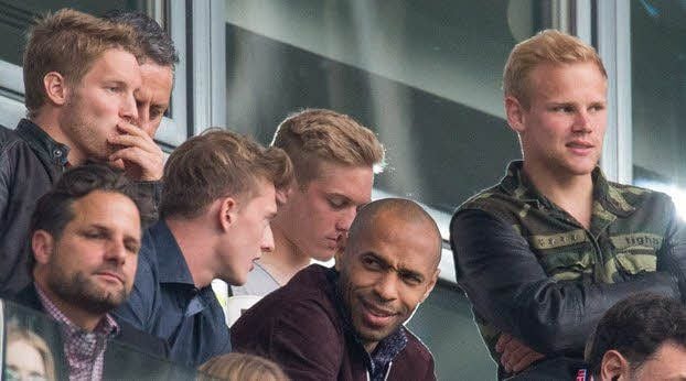 Der französische Weltstar Thierry Henry (2. v. r.) als Zuschauer beim RB-Spiel gegen Sandhausen - umringt unter anderem von den HFC-Spielern Florian Brügmann (l.), Max Jansen (M.) und Sören Bertram (r.)