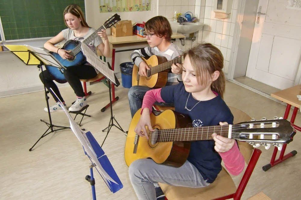 Das Großkorbethaer Gitarrenensemble der Musikschule: Aileen Grötzner, Nils Mai und Johanna Kühn (von links).