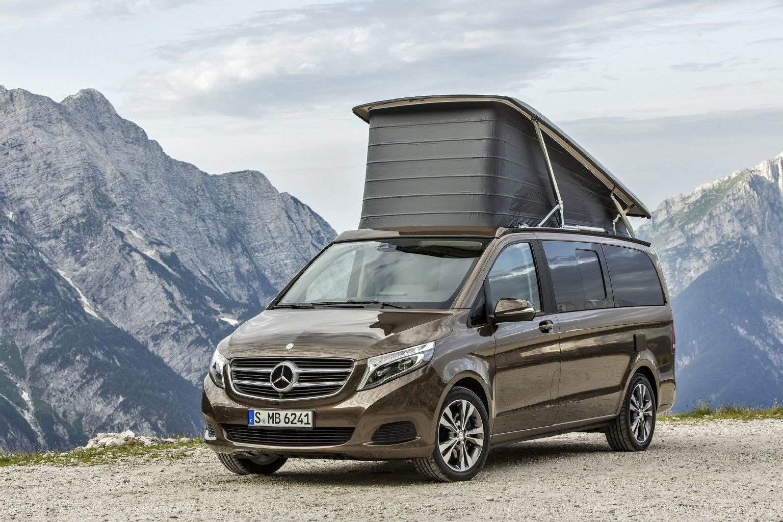 Der neue Marco Polo von Mercedes: Unter dem Ausstelldach, das auch mit elektrischem Antrieb verfügbar ist, befindet sich eine Kaltschaummatratze für zwei Personen.