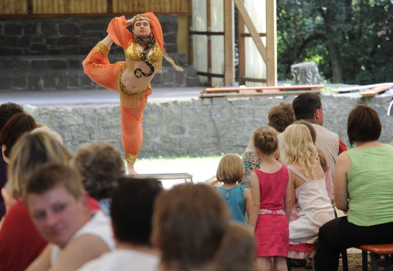 Eine Schlangentänzerin trat 2012 beim Parkfest auf.