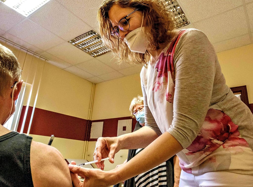 Aleksandra Mossakowska impft einen Patienten in der Oranienbaumer Praxis.