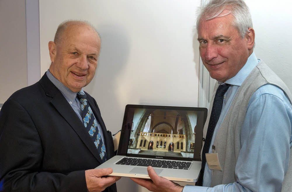 Domdechant Curt Becker (li.) und Ausstellungsgestalter Jürg Steiner präsentieren den virtuellen Lettner, der Teil der Ausstellung sein wird.