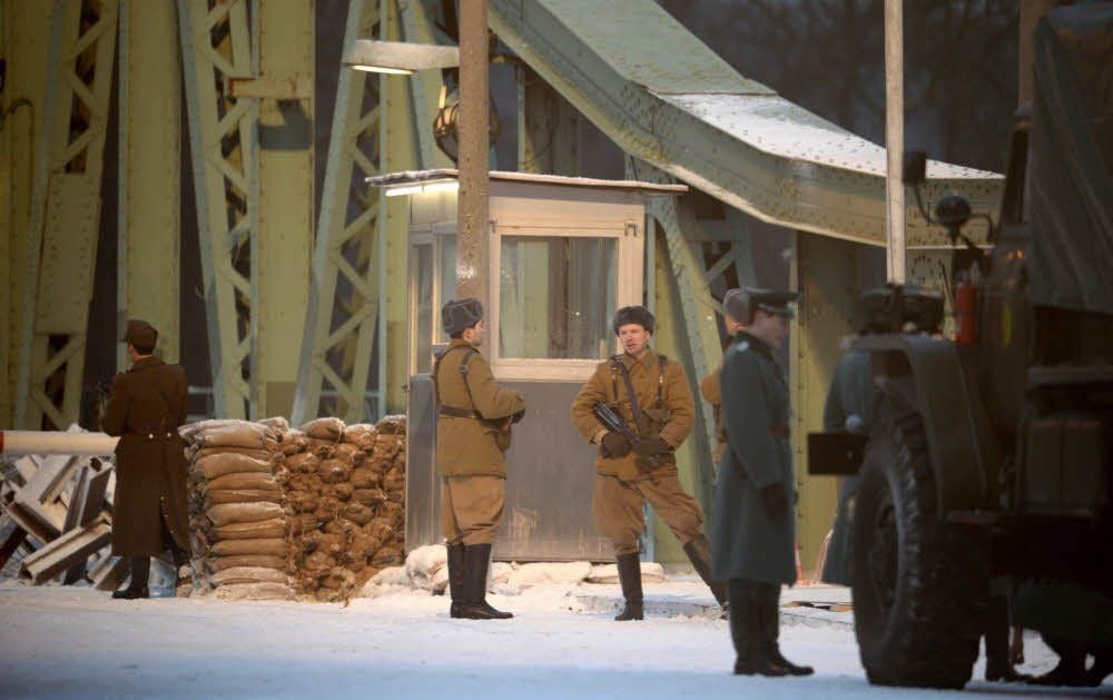 Kunstschnee und Grenzsoldaten: Die Glienicker Brücke in Potsdam wurde für Spielbergs Agenten-Thriller wieder historisch hergerichtet.