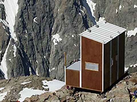 Europas höchste Toilette sitzt auf 4.260 Metern auf der Spitze des Mont Blanc. Die Toilettenhäuser wurden nötig, damit die bis zu 30.000 Bergsteiger pro Jahr ihre Notdurft nicht im Schnee verrichten.
