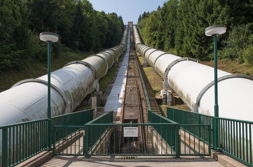 Durch diese beiden Rohre fließt das Wasser in den Turbinenkeller.