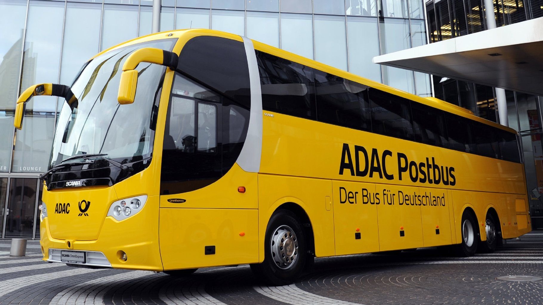 Der Automobilclub ADAC und die Deutsche Post stellen ihr gemeinsames Fernbus-Angebot vor. Der Postbus soll ab dem 1. November zunächst auf fünf Strecken starten.