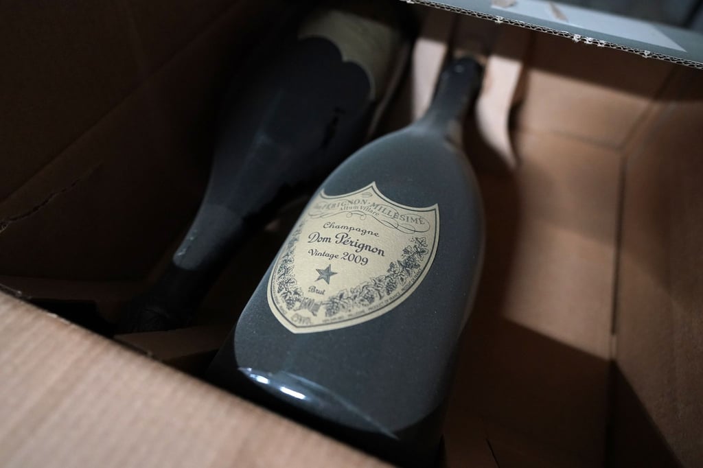 Mit Staub bedeckte Champagner-Flaschen "Dom Perignon Vintage 2009" in einem Extra-Lager des Logistikzentrums IWL (Internationale Wein-Logistik) des Weinhändlers Hawesko.