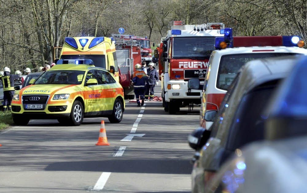 Notarzt, Rettungswagen und Feuerwehren aus Zeitz, Breitenbach und Bergisdorf waren im Einsatz. Die Straße war stundenlang komplett gesperrt.
