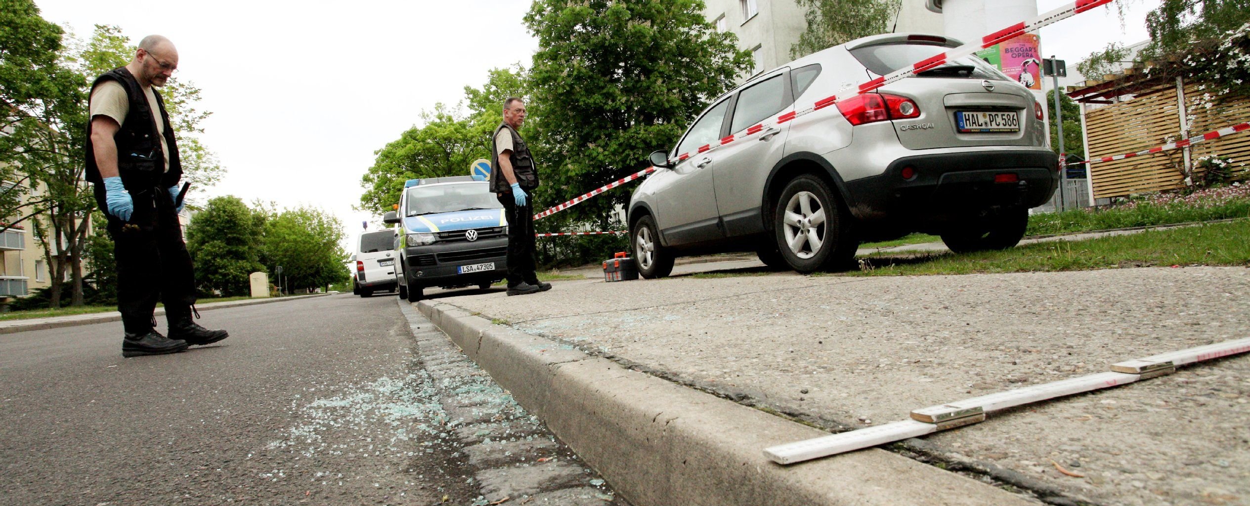 Die Polizei ermittelt in der Murmansker Straße in Halle nach einer Schießerei.