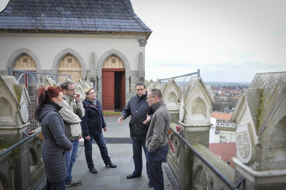 Vor-Ort-Termin in rund 50 Metern Höhe (von links): Gabi Reuter-Gappa (DRK-Kreisverband Köthen), Michael Walter (DRK-Landesverband Sachsen-Anhalt), Claudia Mikolay (Leiterin des Ordnungsamts der Stadt Köthen), Günter Esser (DRK-Bundesverband) und Wolfram Hädicke (Pfarrer)
