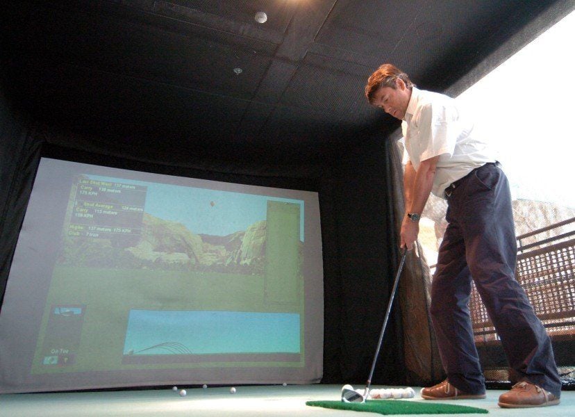 Golfen auf hoher See. An einem Golfsimulator schlagen, putten und chippen die Passagiere an Bord des Luxusliners.