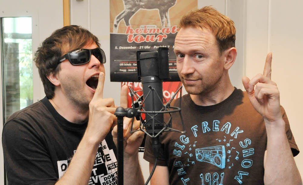 Quote durch Zote Das Gesicht hinter Kommissar Meiner und Lady Chantal: Sound-Designer Jannik Koch (rechts) spricht seit 2007 die „Sputnik-Mailbox“ voll.