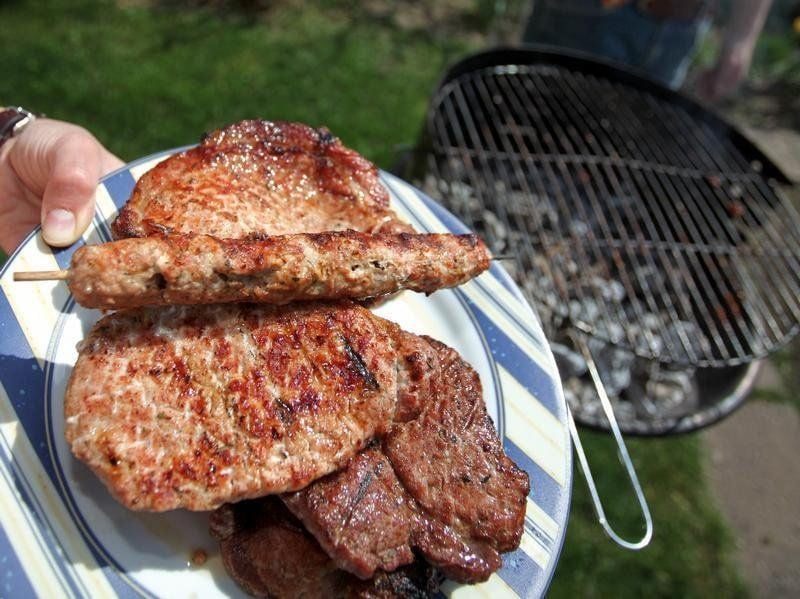 So kurz wie möglich lautet die Devise beim Grillen: Ansonsten entstehen dunkle Stellen und krebserregende Stoffe.