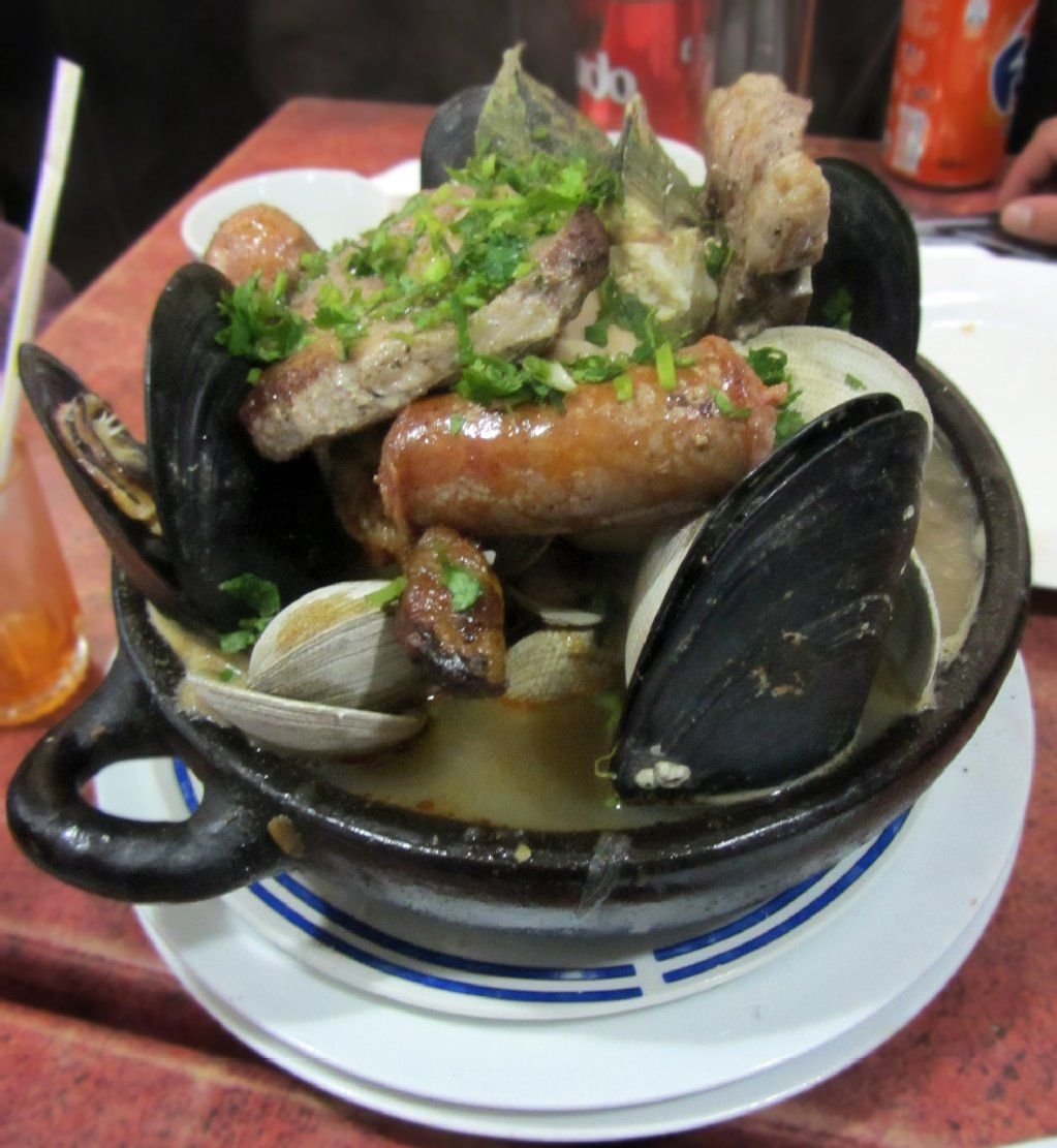 Das Stew aus Fisch, Muscheln Fleisch, Wurst und Gemüse heißt Curanto und ist eine der vielen Spezialitäten in Santiago.