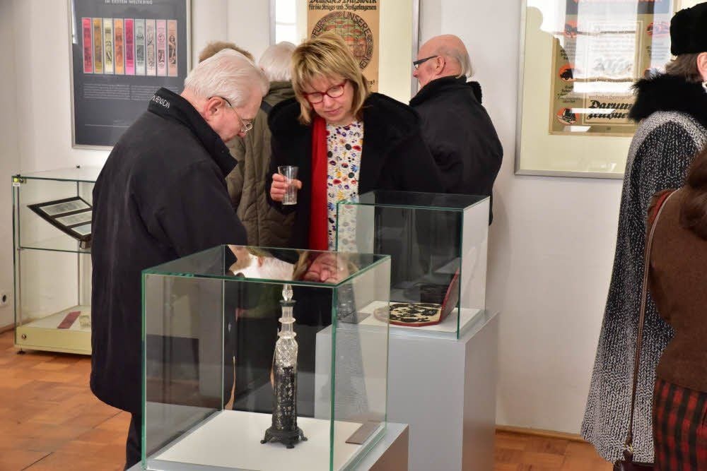 Fasziniert schauen sich die besucher die Ausstellung an.