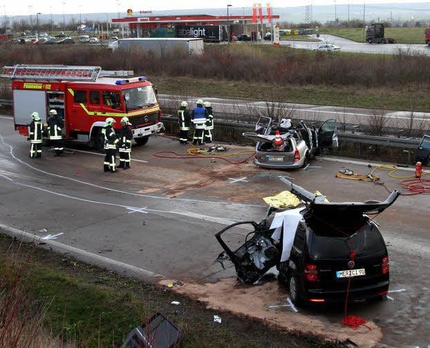 Nur noch Trümmer. So sah es an der Unfallstelle aus.