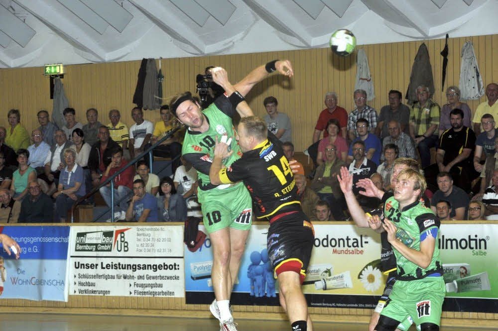 Augen zu und durch - gegen den SV Anhalt Bernburg fehlte Steffen Fischer (li.) die Feinjustierung.