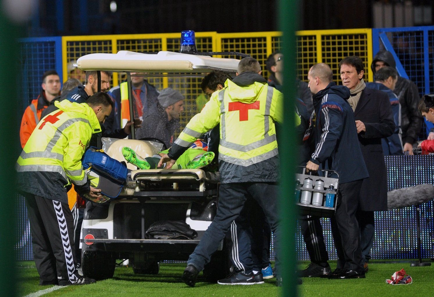 Keeper Igor Akinfeev musste vom Platz gebracht werden, nachdem er von einem Feuerwerkskörper getroffen worden war.
