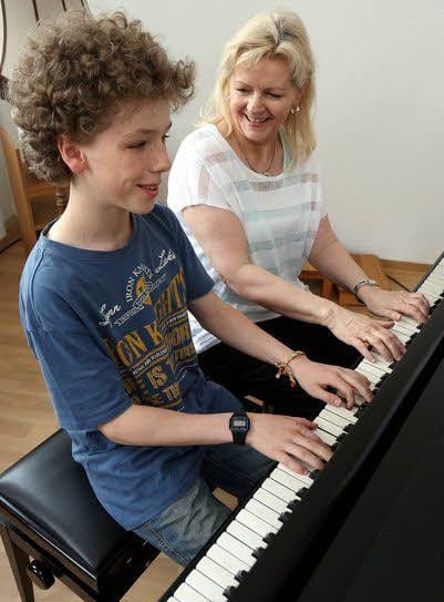 Ute Burkhardt am Klavier mit Johannes Kawalle (zwölf Jahre)