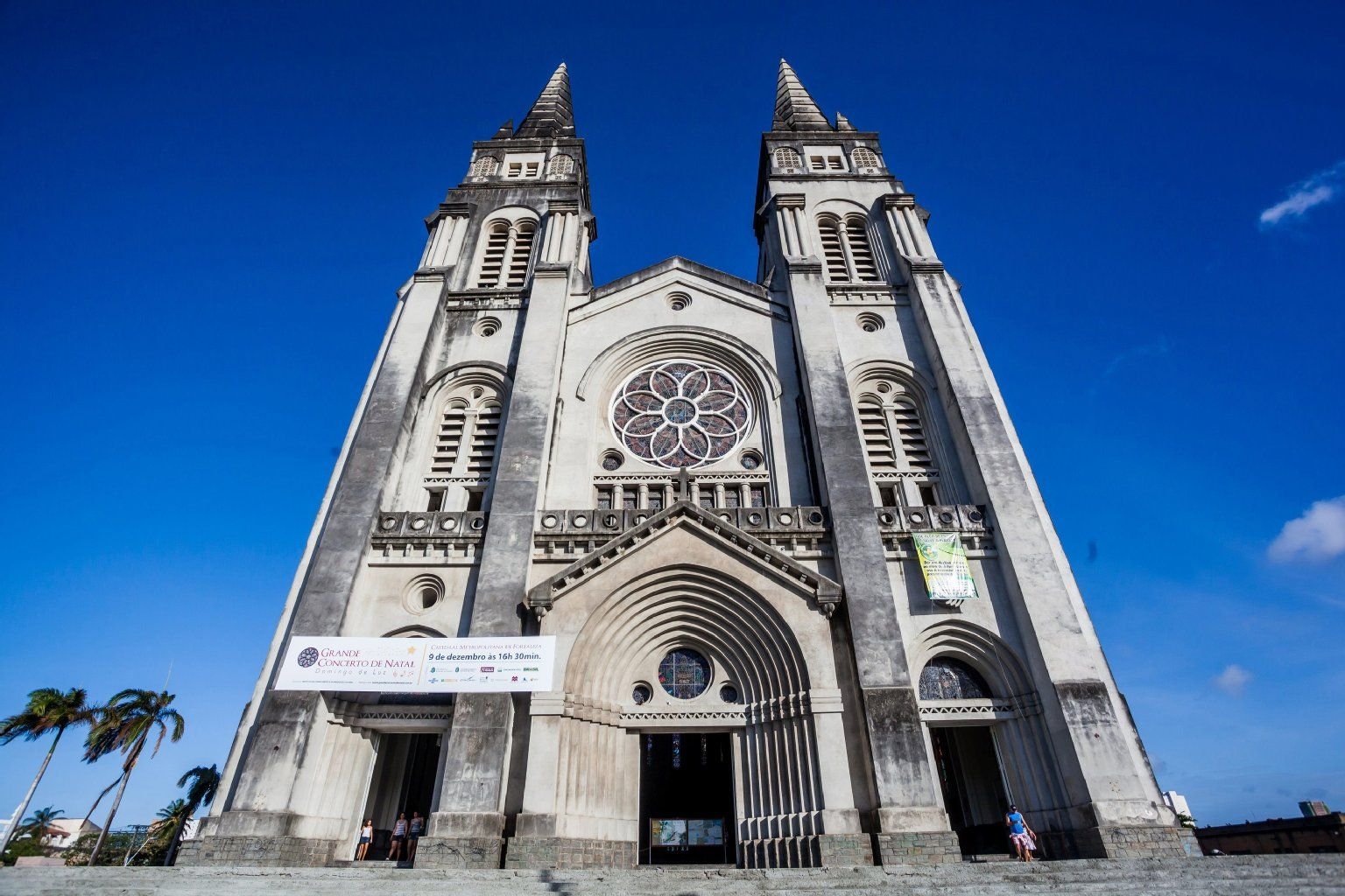 Karg von innen und schlicht von außen: Die Kathedrale in Fortaleza gehört zu den größten des Landes.