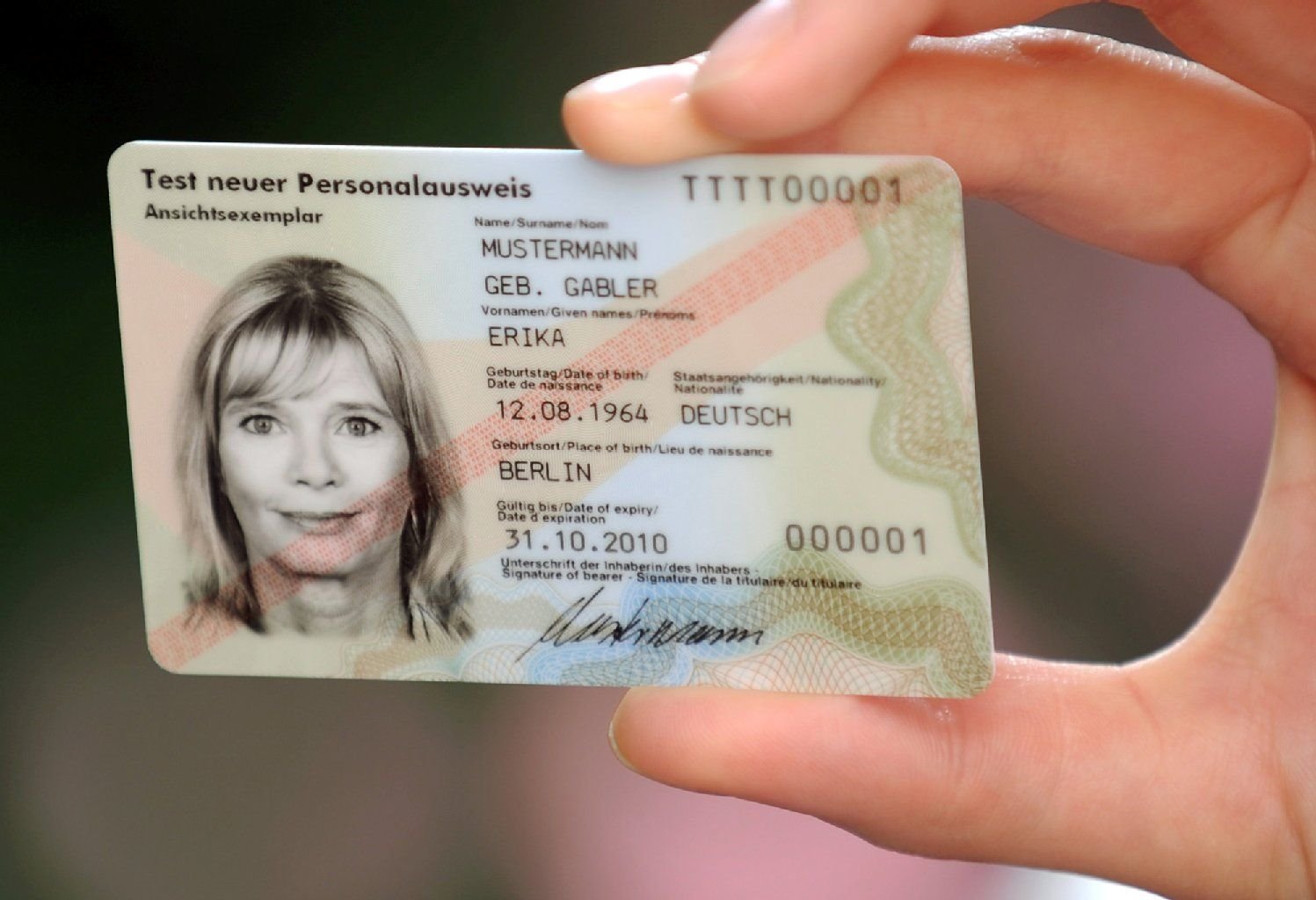 Hat man gar keinen Ausweis mehr, sollte man nach einem Verlust unverzüglich einen neuen Personalausweis beantragen.
