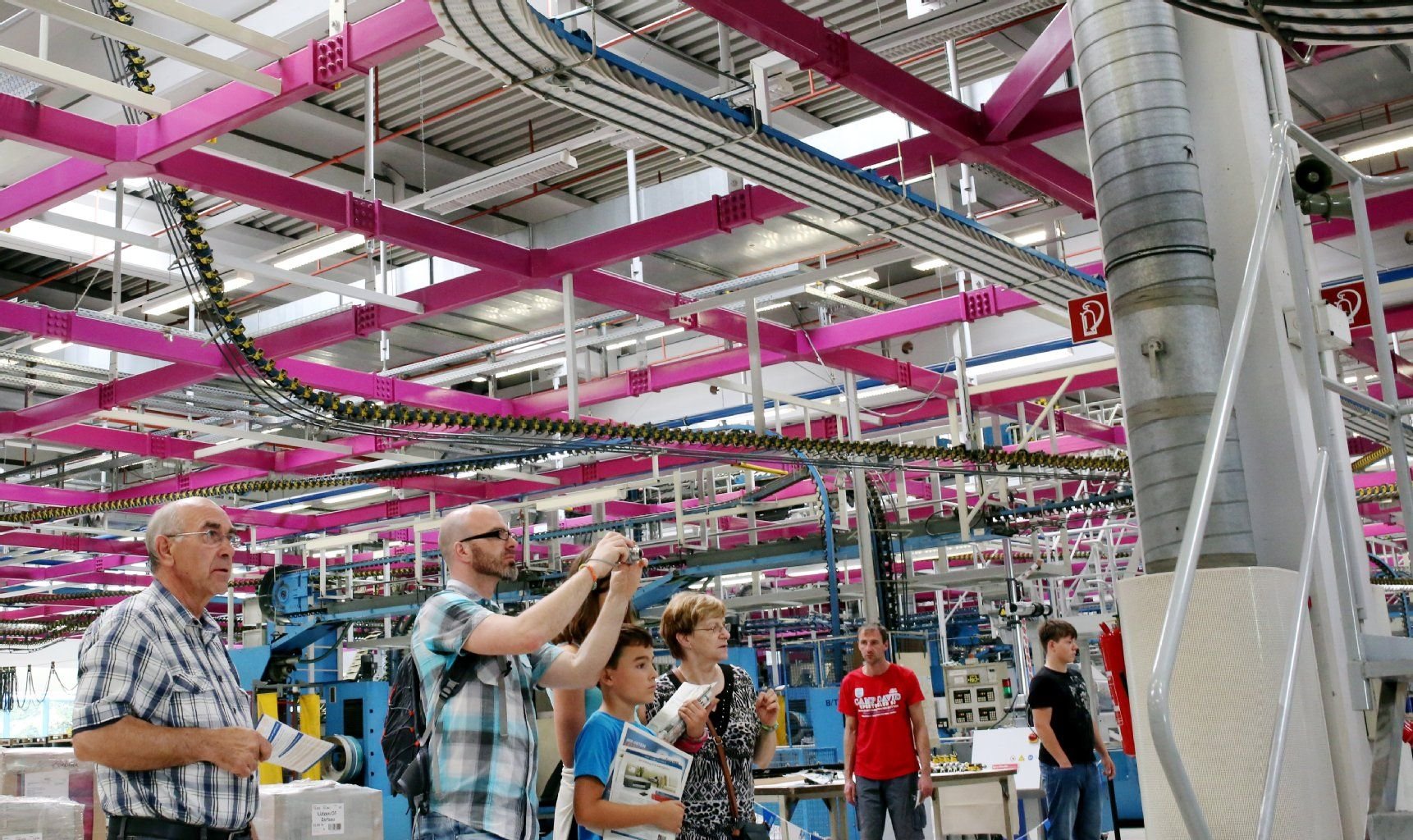 Im Druckhaus: Punkt 10 Uhr hat der Tag der offenen Tür bei der Mitteldeutschen Zeitung begonnen.