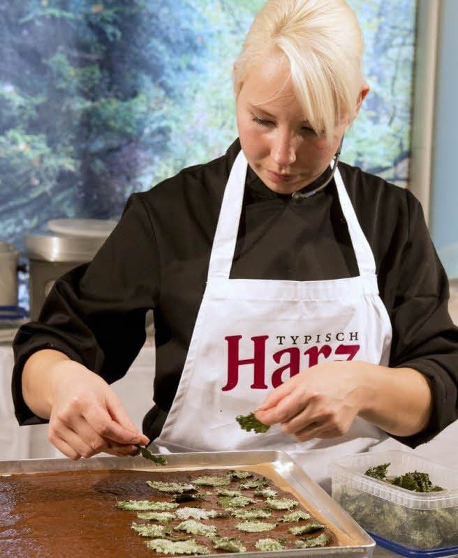 Vanessa Sturm aus Bad Lauterberg stellt eine Kräuterschokolade her.