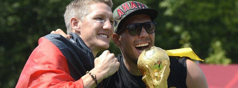 Lukas Podolski (R) und Bastian Schweinsteiger freuen sich über den herzlichen Empfang in Berlin.