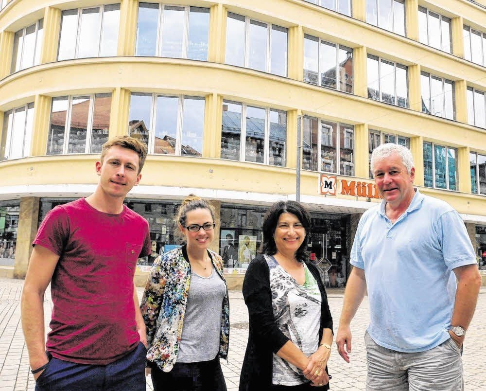 Daniel, Georgie, Sana und Michael Gottschalk (v. li.) am Müller-Kaufhaus, dem früheren Joske-Kaufhaus, in dem Michaels Großvater arbeitete.