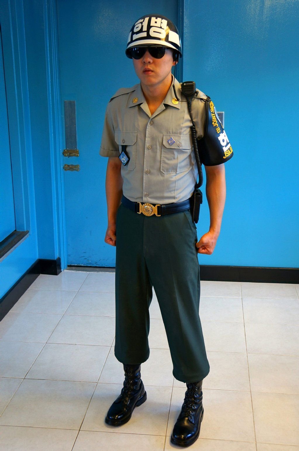 Regungslos wie eine Wachsfigur: Südkoreanischer Soldat vor der Tür nach Nordkorea in der UN-Baracke.