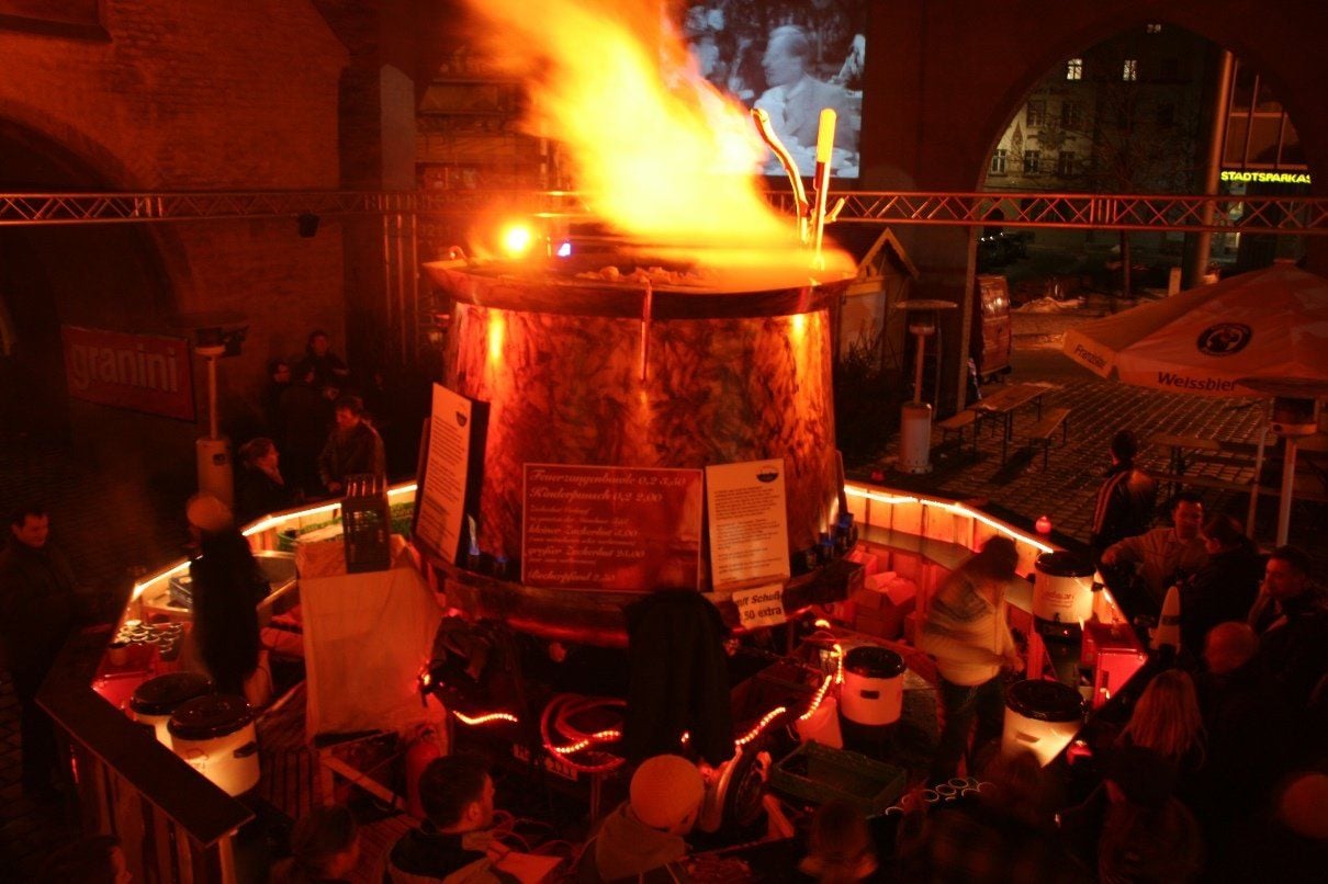 Riesige Kessel mit Feuerzangenbowle stehen dieses Jahr in Köln und Nürnberg.