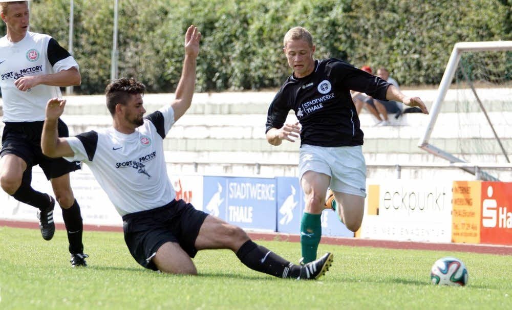 Ramon Köhler wird im Landespokalspiel von Heyrothsberges Christopher Schumburg vom Ball getrennt. Am Wochenende war es schwer ihn zu stoppen. Er machte in drei Spielen für drei Stahl-Mannschaften je ein Tor.