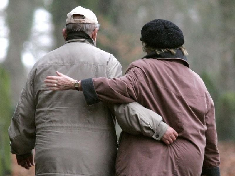 Wenn eines Tages wegen Alter, Krankheit oder Demenz nichts mehr geht, soll wenigstens ein Vertrauter die Dinge in die Hand nehmen. Dazu sollte man rechtzeitig an eine Vorsorgevollmacht denken.