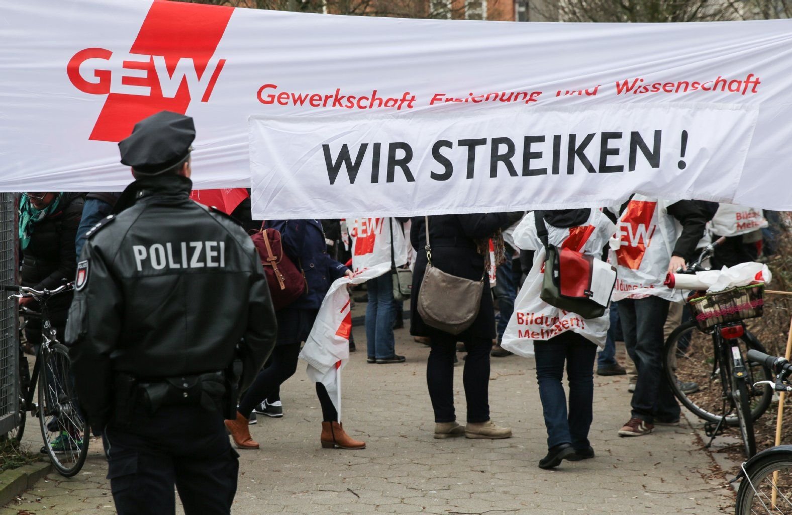 Die GEW ist mit dem neuen Tarifvertrag nicht zufrieden. Weitere Streiks könnten folgen.