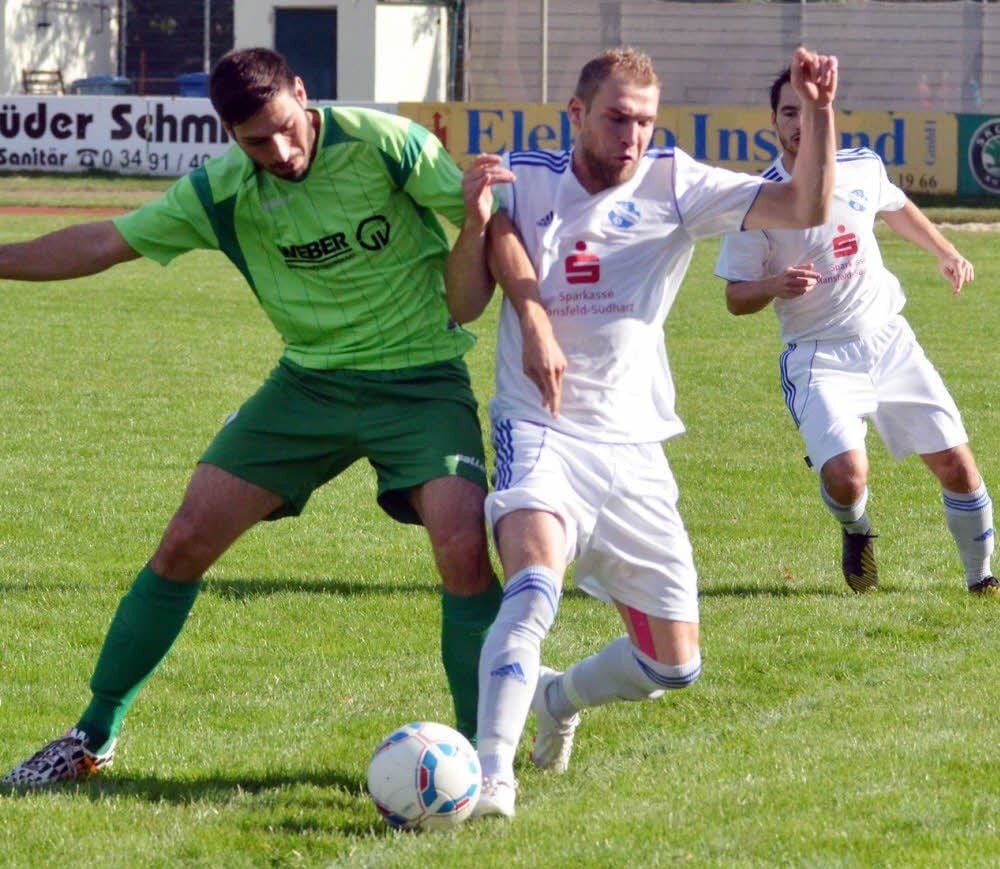 In der Hinrunde setzten sich die Verbandsliga-Fußballer des FC Grün-Weiß Piesteritz, hier Frank Lehmann (links) beim Zweikampf, gegen den VfB Sangerhausen im Volkspark locker 3:0 durch.