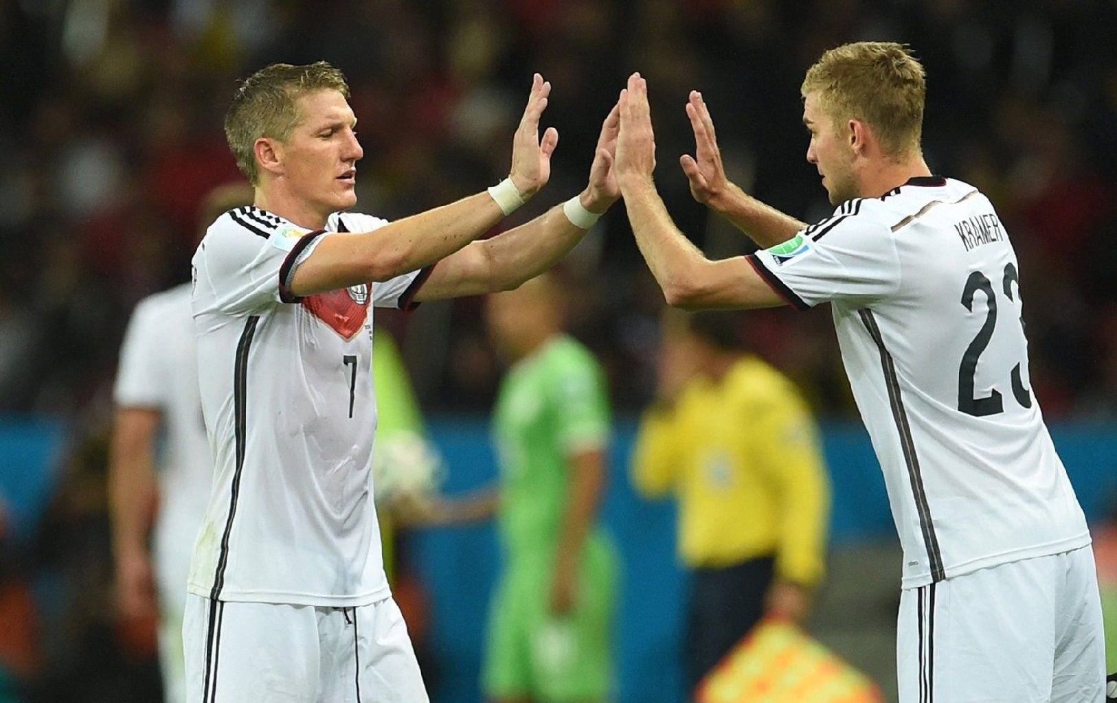 Die Verwundbarkeit der DFB-Elf zeigte sich im Finale: personifiziert in dem blutenden Bastian Schweinsteiger und dem beinahe K.O.-geschlagenen Christoph Kramer.
