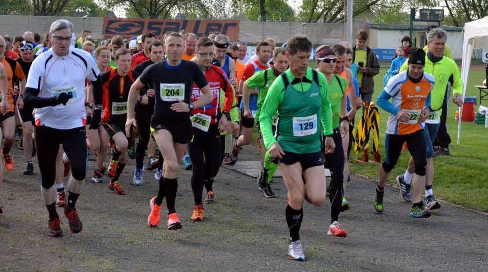 Steffen Schreiner (mit Brille und Stirnband) von der SG Grün-Weiß Pretzsch gewann beim Fläminglauf den Halbmarathon-Wettbewerb.