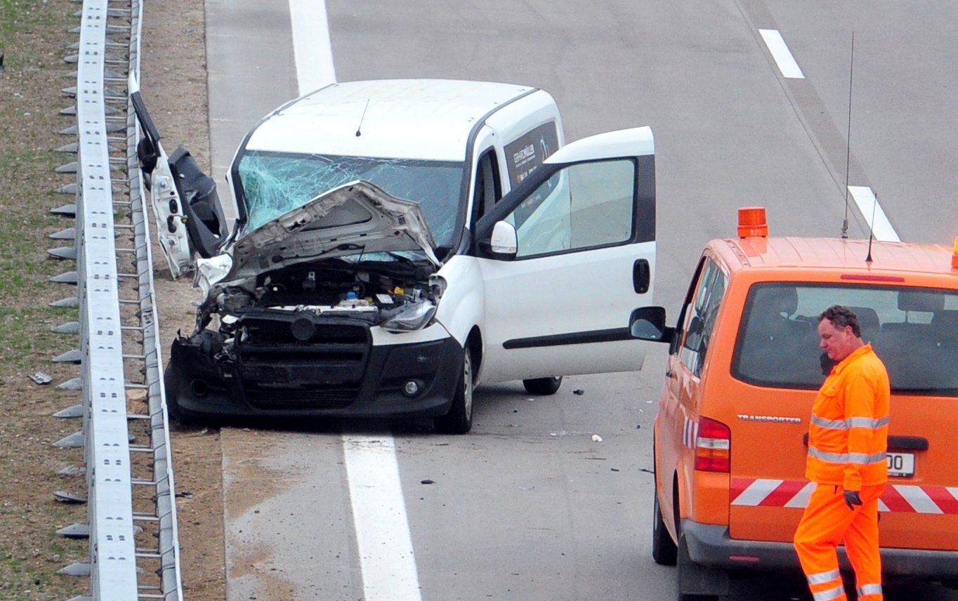 In diesem Kleintransporter wurden zwei Menschen verletzt, nachdem er auf einen Lastwagen aufgefahren war.