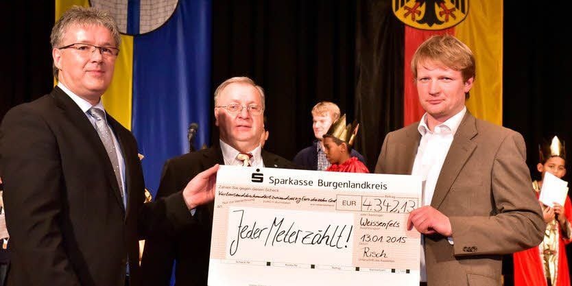 Der Weißenfelser Oberbürgermeister Robby Risch (links) übergibt den Spendenscheck an Pfarrer Martin Schmelzer.