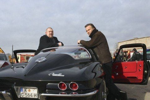 Tatort Köln: Im Tatort „Müll“ waren Schenk und Ballauf in einer alten Corvette Stingray unterwegs.