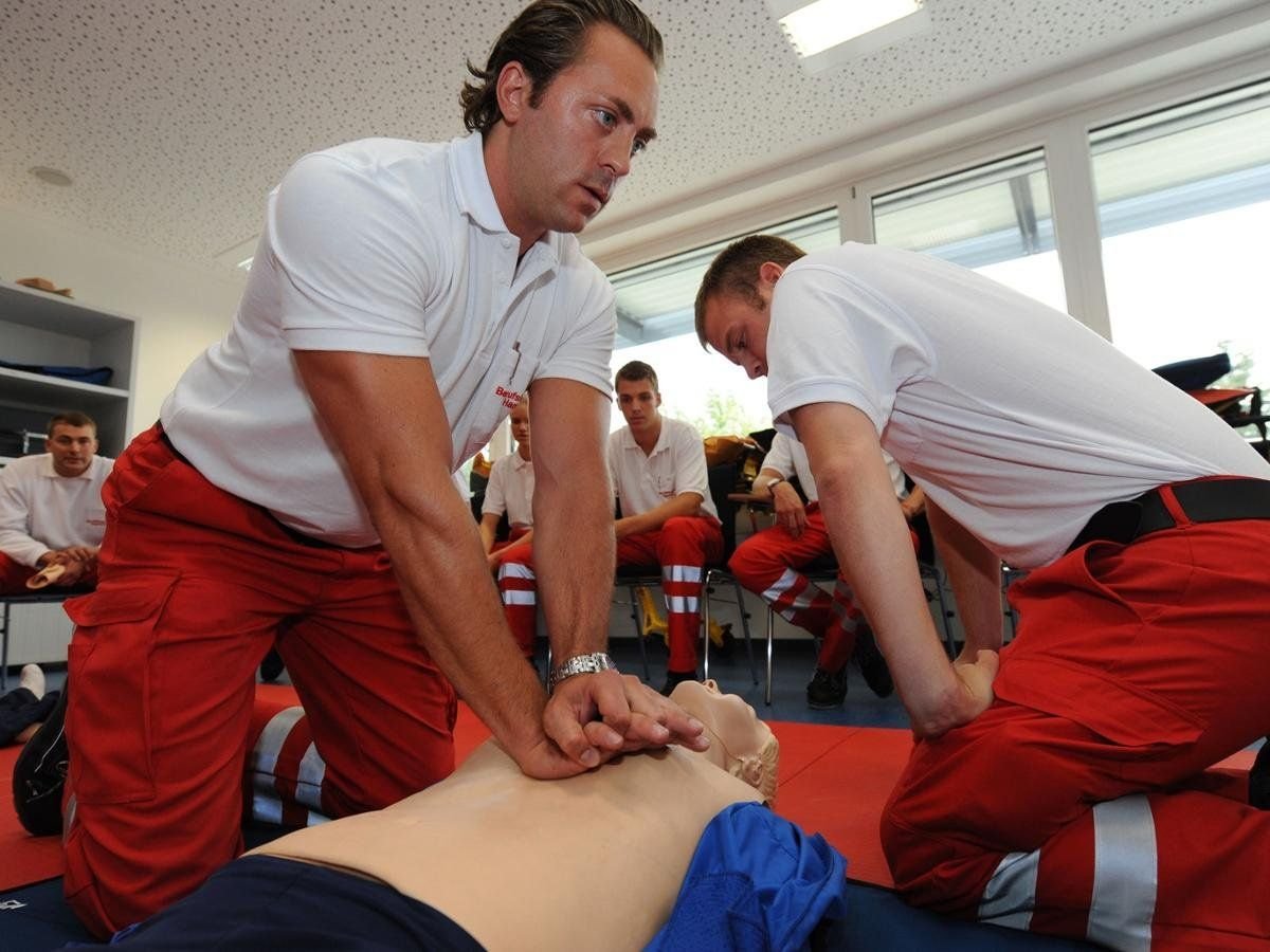 Die Herzdruck-Massage kann Leben retten.