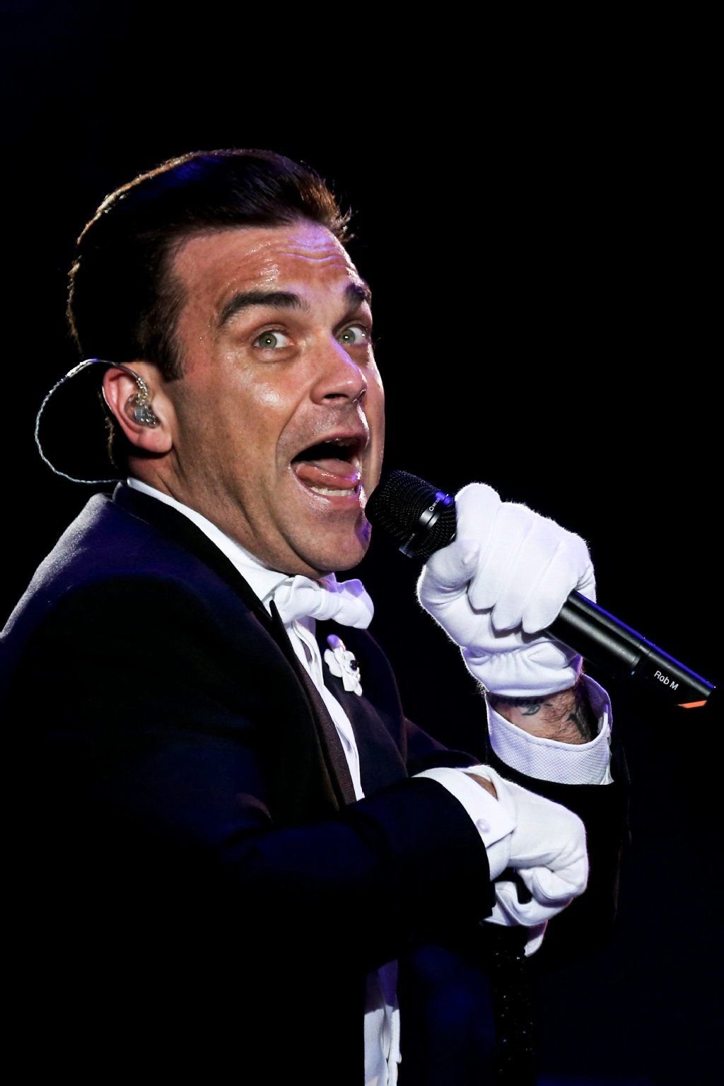 Mikrofon statt Zigarette: Popstar Robbie Williams (40) hat wegen der Geburt seiner Tochter aufgehört zu rauchen.