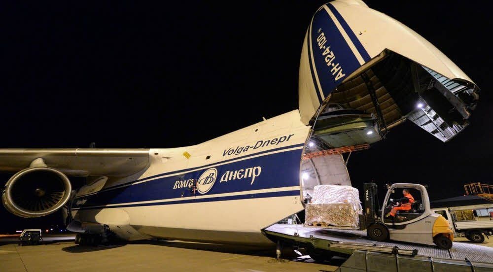 Durch die geöffnete Flugzeug-Schnauze können auch sperrige Güter in die Antonow 124 verladen werden.