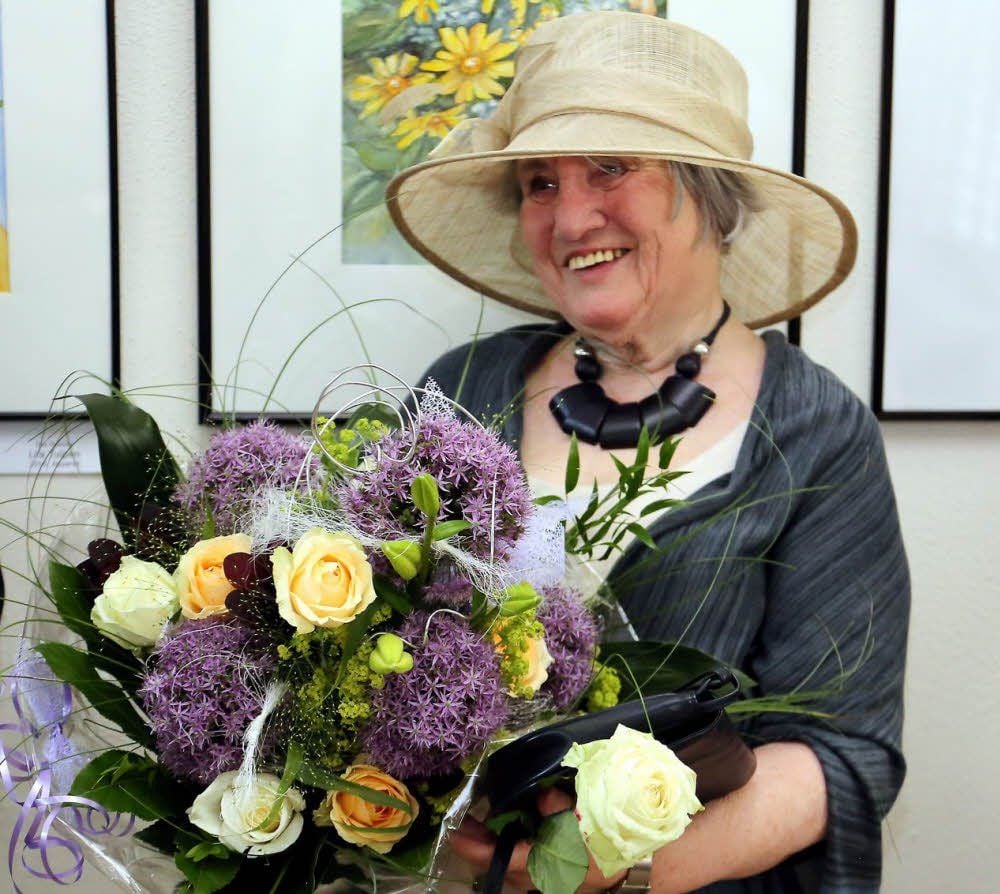 Anne-Kathrin Weiner freute sich riesig über die von den „Dienstagsmalerinnen“ und ihrem Mentor geschenkte Ausstellung im Schloss und die vielen nachträglichen Glückwünsche zu ihrem 80. Geburtstag. Zur Vernissage musizierten auch Dorothea Schulze und Kathrin Sommer.