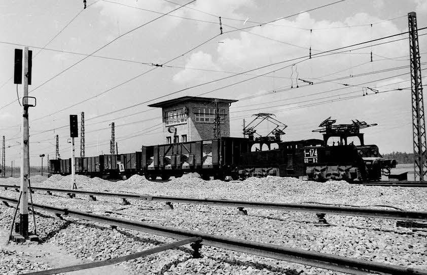 Das Wissen nicht mehr viele: Die Gräfenhainichener Zentralwerkstatt - der größte Arbeitgeber der Heidestadt - hat einen eigenen Bahnhof. Die Aufnahme stammt aus der Entstehungszeit des Bahnhofs. In der Zentralwerkstatt wurden unter anderem bis zur Wende Tagebaugroßgeräte repariert.
